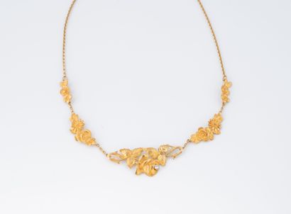 Yellow gold (750) collar necklace with rose...