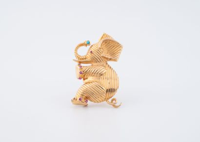 Broche éléphanteau en or jaune (750), ponctuée...