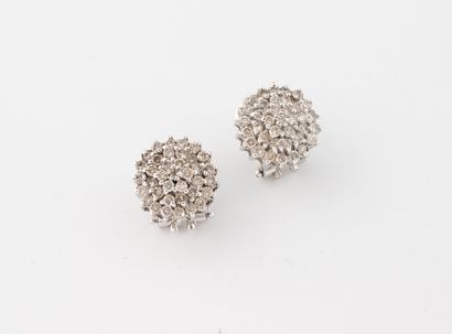 Paire de boucles d'oreilles en or gris (750)...
