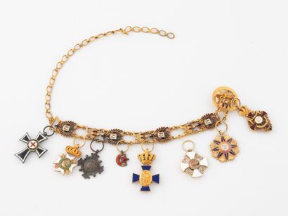 Gala chain with uniface links featuring a...