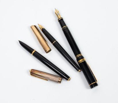 PARKER
Set of three fountain pens.