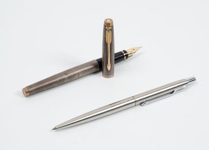 PARKER
Set of two pens: 
- a silver fountain...