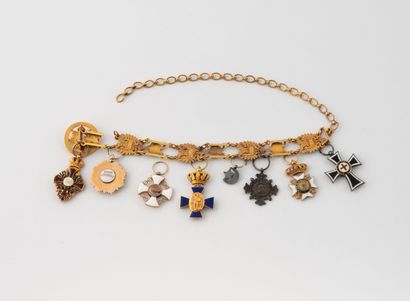 Gala chain with uniface links featuring a...
