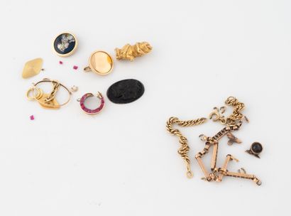 Lot of fragments : 
- Yellow gold (750) including...