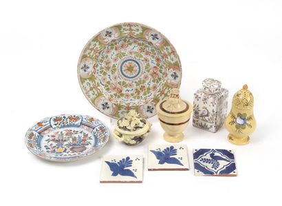 Earthenware lot including :
-A sprinkler.
-Three...