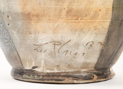 SAINT-CLEMENT-LES-PLACES
Vase, 1987.
Stoneware.
Signed...