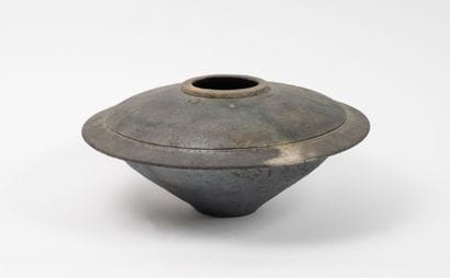 Vase.
Ceramic.
17 x 36 cm.
Firing defect...