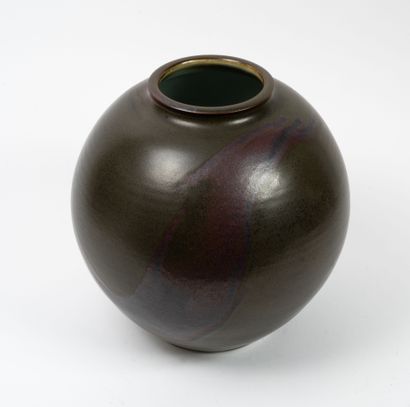 Charles HAIR (1955)
Vase.
Enameled porcelain.
Signed...