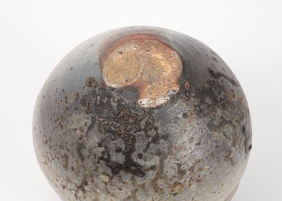 Vase.
Enameled stoneware.
H. 23 cm.
Minor...
