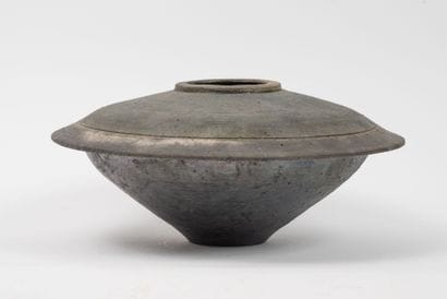 Vase.
Ceramic.
17 x 36 cm.
Firing defect...