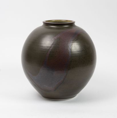 Charles HAIR (1955)
Vase.
Enameled porcelain.
Signed...