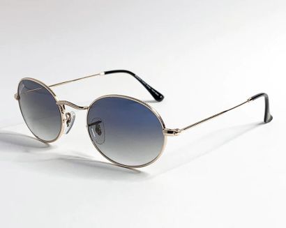 Une paire de lunettes de soleil Elo & John...