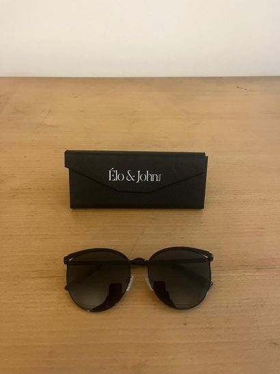 Lunettes solaires Elo et John
Aussi glamour...