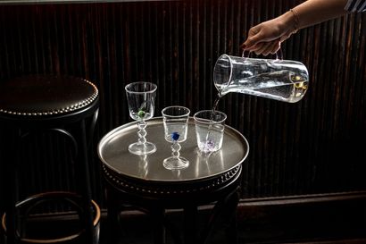Une carafe et 12 verres créés par India Mahdavi...