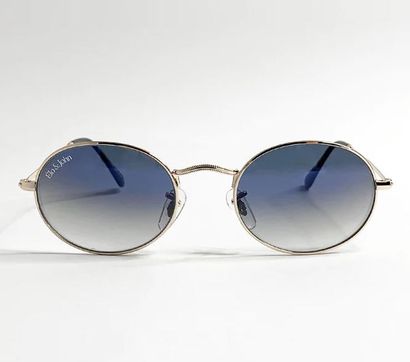 Une paire de lunettes de soleil Elo & John...