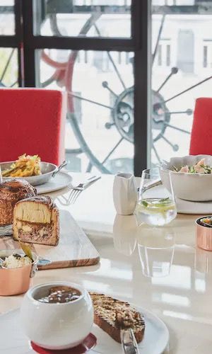 Déjeuner pour deux personnes au restaurant...