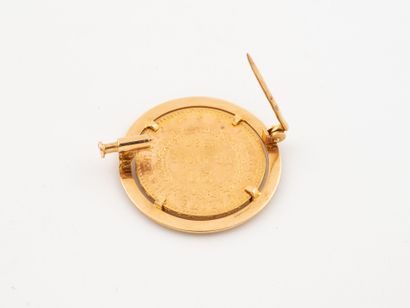 Brooch in yellow gold (750) holding a claw-set...