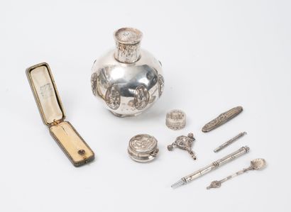 Silver flask (min.800) with round body featuring...