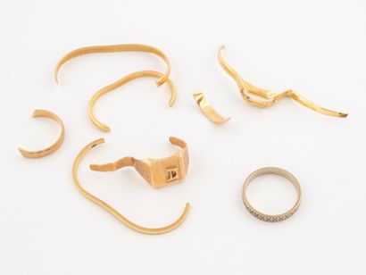 Set of wedding band fragments in yellow gold...