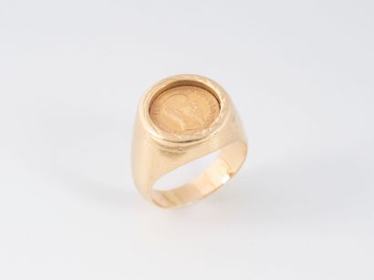 Chevalière in yellow gold (750) featuring...