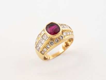 Yellow gold (750) ring set with an oval faceted...