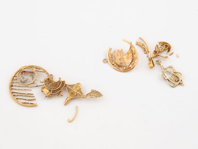 Debris lot including:
- Yellow and rose gold...