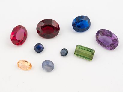 Lot of nine different round, oval or emerald-cut...