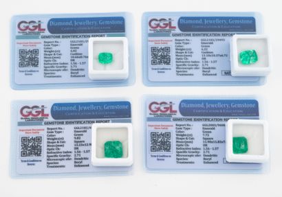 Lot of 4 natural emeralds on paper, in boxes:...