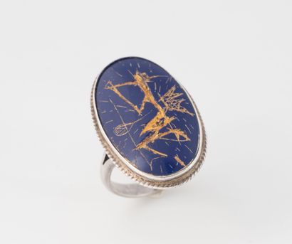 Oval silver ring (min. 800) adorned with...