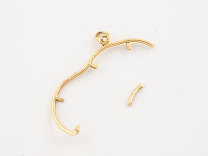 Yellow gold (750) debris.
Weight: 2.6 g.