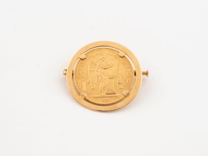 Brooch in yellow gold (750) holding a claw-set...