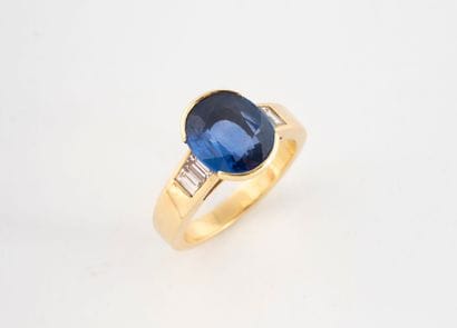 Bague en or jaune (750) sertie d'un saphir...