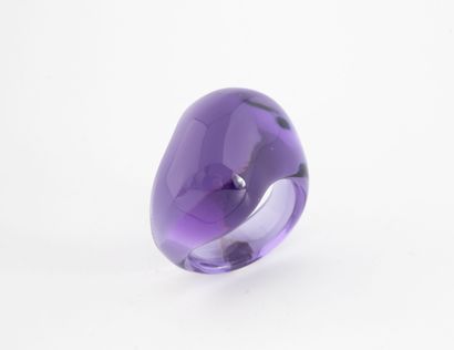 BACCARAT
Bague jonc en cristal violet.
Signée.
Tour...