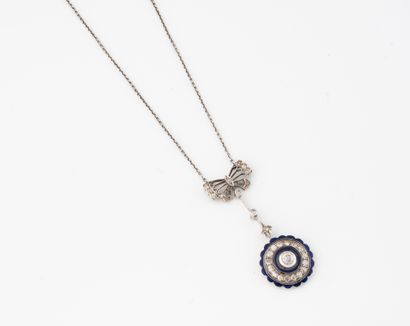AUTRICHE - HONGRIE
Pendentif en or gris (585)...