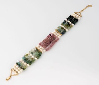 Collier ras de cou formée de quatre rangs...