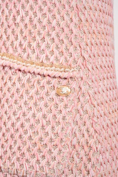 CHANEL 
Robe en maille rose sans manche à...