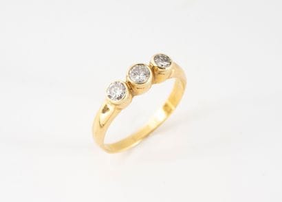 Bague en or jaune (585) orné de trois diamants...
