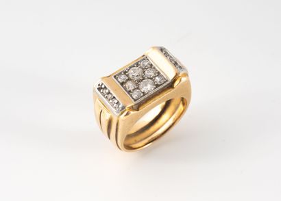 Bague en or jaune (750) et platine (850)...
