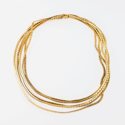 Collier en or jaune (750) formé de 5 rangs...