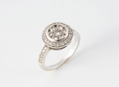 Bague ronde en or gris (750) centrée d'un...