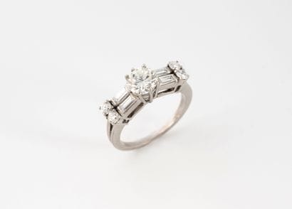 Belle bague bandeau en or gris (750) ornée...
