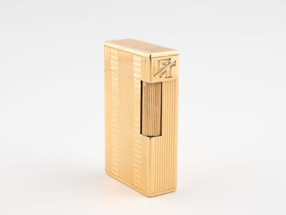 S.T. DUPONT, Paris
Briquet en or jaune (750),...