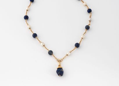 Collier formé d'une chaîne en or jaune (750)...