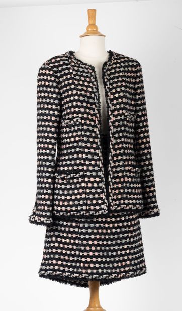 CHANEL, Paris 
Tailleur en tweed gris et...