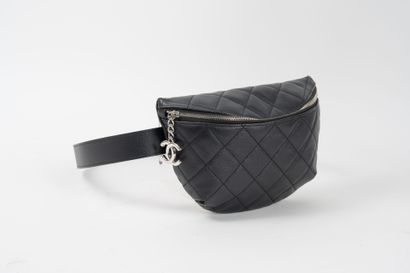 CHANEL, Uniform
Sac banane ceinture en cuir...