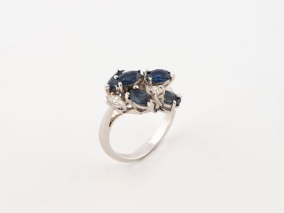 Bague en or gris (750), saphirs et diamants...