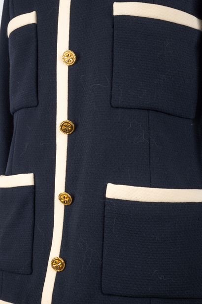 CHANEL Boutique
Tailleur veste et jupe marine...