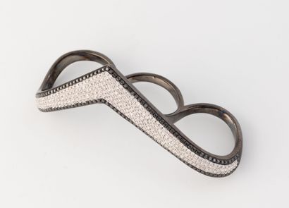 Étonnante bague trois doigts en or noirci...