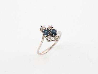 Petite bague en or gris (750), ornée de diamants...