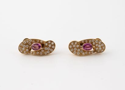 Paire de boucles d'oreilles en or jaune (750)...